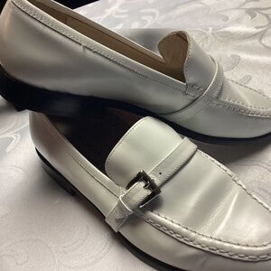 EDDIE. BAUER. White flats. Size 6 loafers LEATHER
